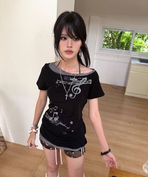 Ritzy(リッツィー)の「Y2K 衿&裾ドット柄配色 オフショルダー Tシャツ(Tシャツ/カットソー・レディース・ブラック・M/L/S)」の18枚目の写真
