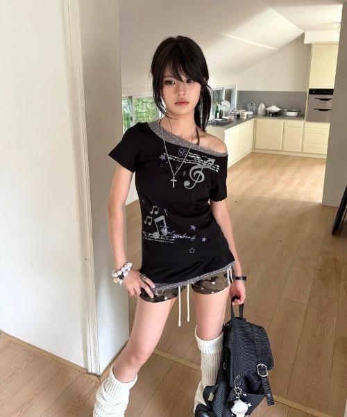 Ritzy(リッツィー)の「Y2K 衿&裾ドット柄配色 オフショルダー Tシャツ(Tシャツ/カットソー・レディース・ブラック・M/L/S)」の20枚目の写真
