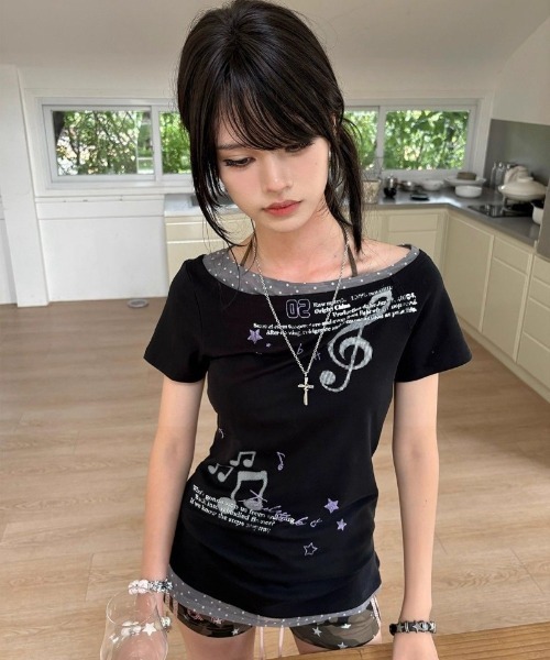 Ritzy(リッツィー)の「Y2K 衿&裾ドット柄配色 オフショルダー Tシャツ(Tシャツ/カットソー・レディース・ブラック・M/L/S)」の21枚目の写真
