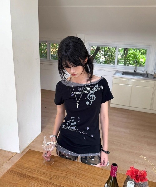 Ritzy(リッツィー)の「Y2K 衿&裾ドット柄配色 オフショルダー Tシャツ(Tシャツ/カットソー・レディース・ブラック・M/L/S)」の22枚目の写真