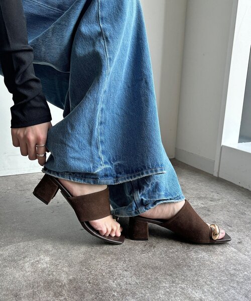 DouDou(ドゥドゥ)の「【WEB限定】GOLDトングミュールサンダル(その他シューズ・レディース・ブラウン/ブラック・MEDIUM/LARGE/SMALL)」の1枚目の写真