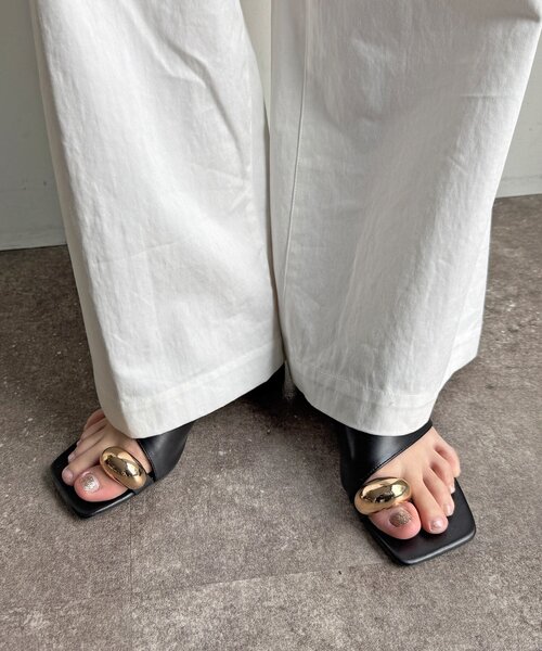 DouDou(ドゥドゥ)の「【WEB限定】GOLDトングミュールサンダル(その他シューズ・レディース・ブラウン/ブラック・MEDIUM/LARGE/SMALL)」の2枚目の写真