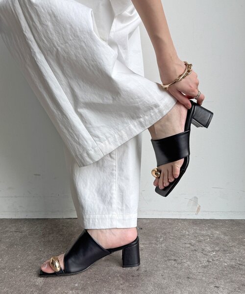 DouDou(ドゥドゥ)の「【WEB限定】GOLDトングミュールサンダル(その他シューズ・レディース・ブラウン/ブラック・MEDIUM/LARGE/SMALL)」の4枚目の写真