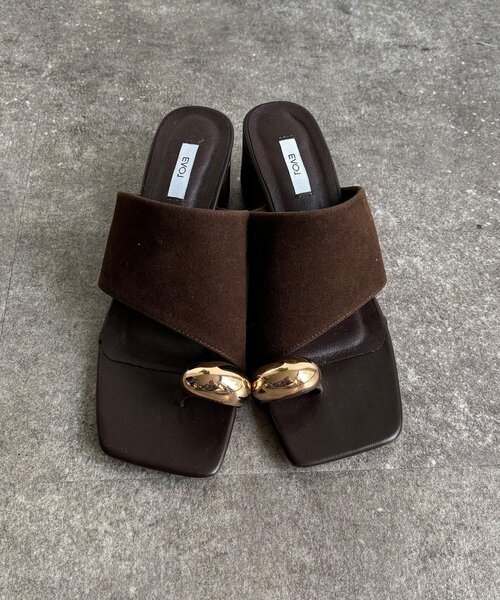 DouDou(ドゥドゥ)の「【WEB限定】GOLDトングミュールサンダル(その他シューズ・レディース・ブラウン/ブラック・MEDIUM/LARGE/SMALL)」の11枚目の写真