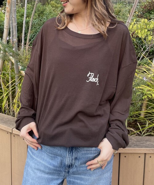 St.Johns 3rd club(セントジョンズサードクラブ)の「【ST.JOHNS 3RD CLUB/セントジョンズサードクラブ】シアーロゴロンTee2(Tシャツ/カットソー・レディース・グレイッシュベージュ/ダークブラウン・フリー)」の2枚目の写真