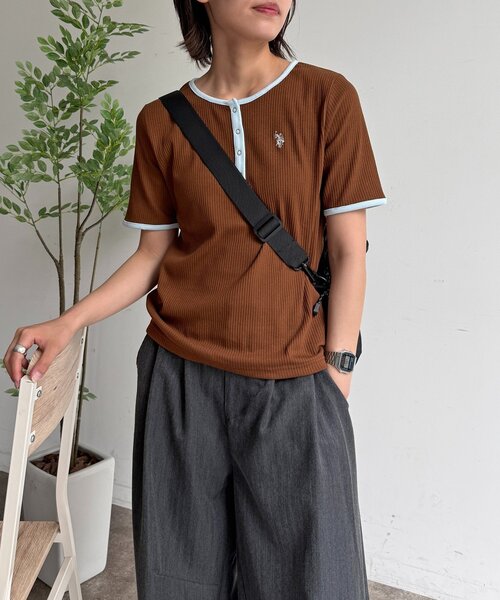 U.S. POLO ASSN.(ユーエスポロアッスン)の「ヘンリーネックリブ半袖T(Tシャツ/カットソー・レディース・ネイビー/ブラウン/アイボリー/ブラック/グレー・FREE)」の4枚目の写真