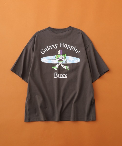ATELANE(アテレーン)の「トイストーリー プリントBIGTEE 半袖(Tシャツ/カットソー・レディース・ネイビー系2/ホワイト系3/グレー系5/グレー系4/ブラック/ホワイト系4/グレー系1/ホワイト系1/グレー系2/ホワイト系5/イエロー系2/イエロー系1/ホワイト系2/ネイビー系1/グリーン系1・M/L)」の18枚目の写真