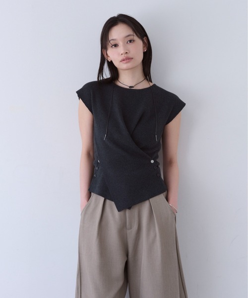 SOYEN（ソイエン）の「2WAYトリプルボタンカシュクールフレンチスリーブニット（ニット/セーター・レディース・ベージュ/オフホワイト/チャコール・F）」の20枚目の写真