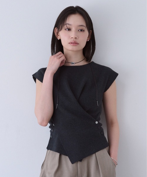 SOYEN（ソイエン）の「2WAYトリプルボタンカシュクールフレンチスリーブニット（ニット/セーター・レディース・ベージュ/オフホワイト/チャコール・F）」の7枚目の写真