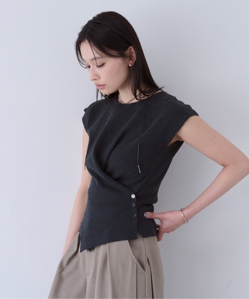 SOYEN（ソイエン）の「2WAYトリプルボタンカシュクールフレンチスリーブニット（ニット/セーター・レディース・ベージュ/オフホワイト/チャコール・F）」の6枚目の写真