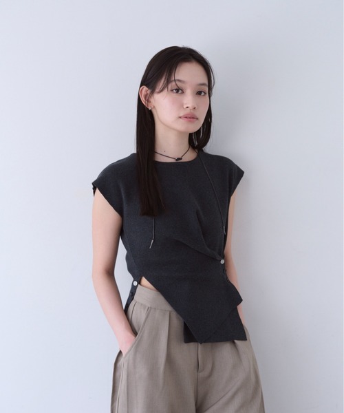 SOYEN（ソイエン）の「2WAYトリプルボタンカシュクールフレンチスリーブニット（ニット/セーター・レディース・ベージュ/オフホワイト/チャコール・F）」の10枚目の写真