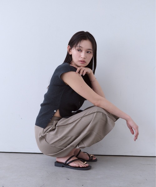 SOYEN（ソイエン）の「2WAYトリプルボタンカシュクールフレンチスリーブニット（ニット/セーター・レディース・ベージュ/オフホワイト/チャコール・F）」の9枚目の写真