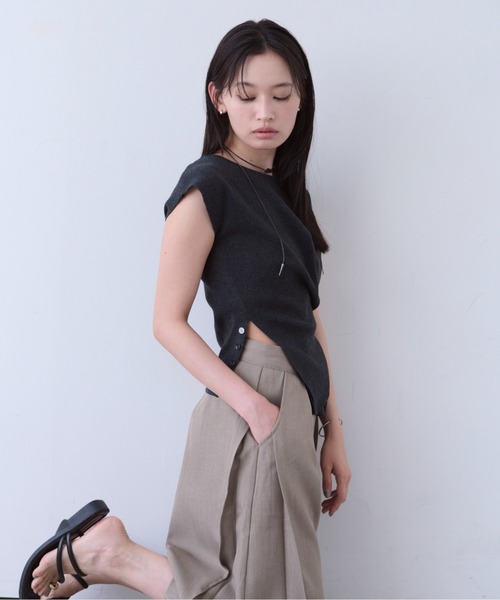 SOYEN（ソイエン）の「2WAYトリプルボタンカシュクールフレンチスリーブニット（ニット/セーター・レディース・ベージュ/オフホワイト/チャコール・F）」の8枚目の写真