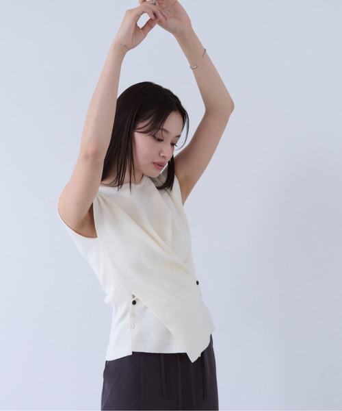 SOYEN（ソイエン）の「2WAYトリプルボタンカシュクールフレンチスリーブニット（ニット/セーター・レディース・ベージュ/オフホワイト/チャコール・F）」の18枚目の写真
