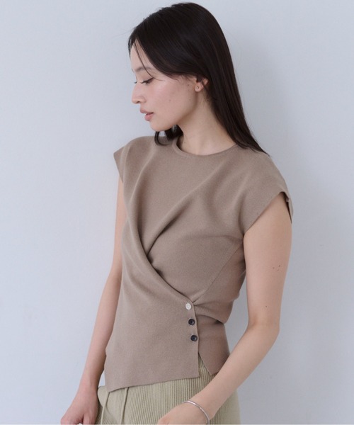 SOYEN（ソイエン）の「2WAYトリプルボタンカシュクールフレンチスリーブニット（ニット/セーター・レディース・ベージュ/オフホワイト/チャコール・F）」の12枚目の写真