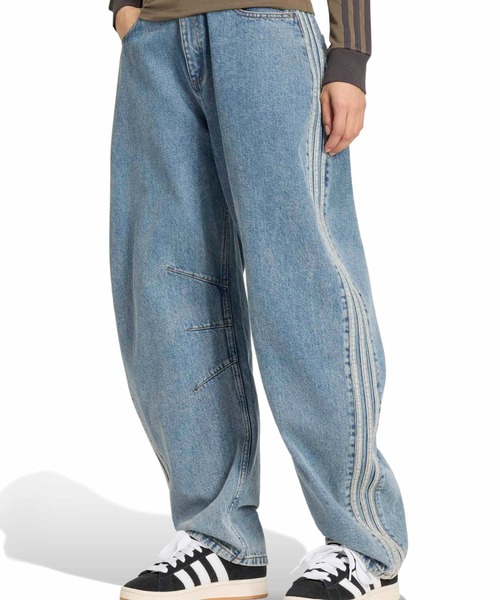 adidas(アディダス)の「adidas HIGH RISE BARREL LEG DENIM PANT / アディダス ハイライズ バレル レッグ デニム パンツ(デニムパンツ・レディース・ライトインディゴブルー・25inch/24inch/26inch)」の2枚目の写真