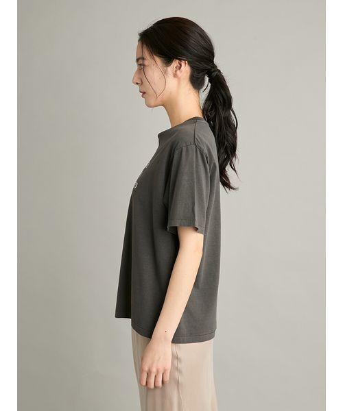 Mila Owen(ミラオーウェン)の「ヴィンテージライクグラフィックTシャツ(Tシャツ/カットソー・レディース・ベージュ/カーキ/チャコールグレー/ホワイト・F)」の7枚目の写真
