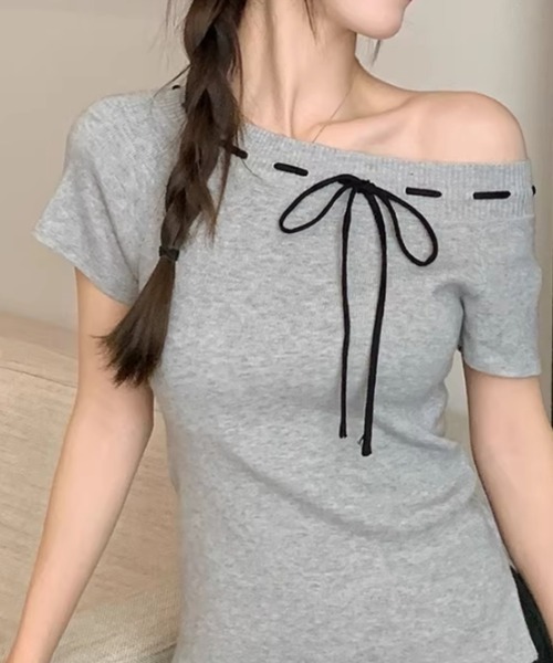 LUCPY（ラクピー）の「オフショルダーリボンリブトップス（その他トップス・レディース・グレー・X-LARGE/LARGE/MEDIUM/SMALL）」の2枚目の写真