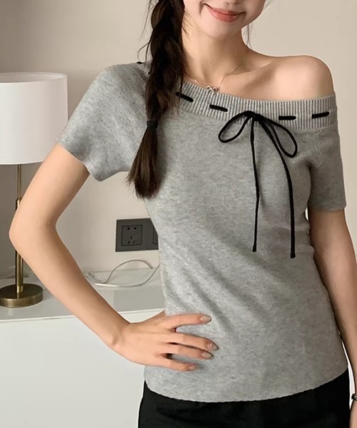 LUCPY（ラクピー）の「オフショルダーリボンリブトップス（その他トップス・レディース・グレー・X-LARGE/LARGE/MEDIUM/SMALL）」の3枚目の写真