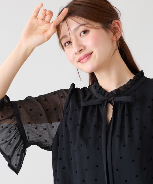 Rose Tiara(ローズティアラ)の「ドットフロッキーフリルブラウス(シャツ/ブラウス・レディース・ベージュ/ブラック・42/38/46)」の2枚目の写真