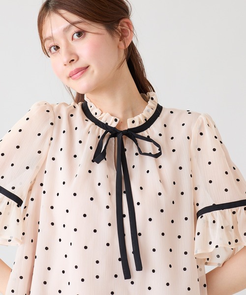 Rose Tiara(ローズティアラ)の「ドットフロッキーフリルブラウス(シャツ/ブラウス・レディース・ベージュ/ブラック・42/38/46)」の8枚目の写真