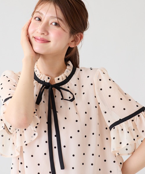 Rose Tiara(ローズティアラ)の「ドットフロッキーフリルブラウス(シャツ/ブラウス・レディース・ベージュ/ブラック・42/38/46)」の10枚目の写真