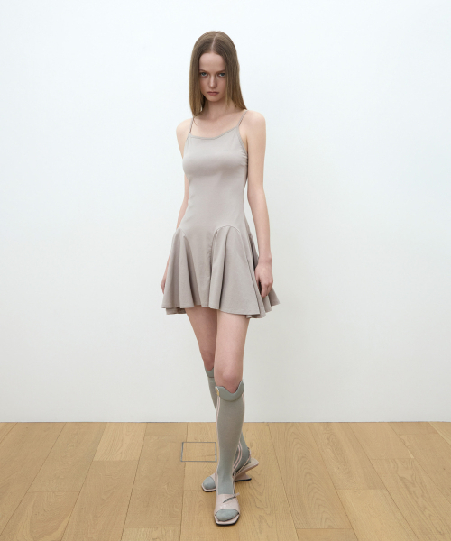 OJOS(オホス)の「Back Strap Flare Dress / Grey(ワンピース・レディース・その他・1/2/3)」の1枚目の写真
