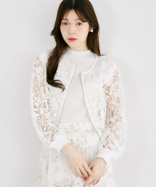tocco closet(トッコ クローゼット)の「パールチャーム付きフラワーカットワークレースブルゾン(ブルゾン・レディース・オフホワイト・M)」の1枚目の写真