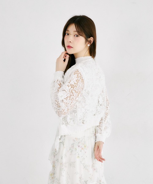 tocco closet(トッコ クローゼット)の「パールチャーム付きフラワーカットワークレースブルゾン(ブルゾン・レディース・オフホワイト・M)」の8枚目の写真