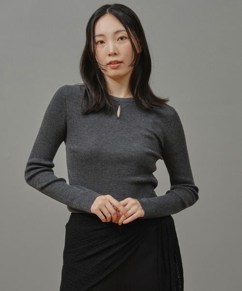 Nunc.(ヌンク)の「アイレットリブニットプルオーバー(ニット/セーター・レディース・オフホワイト/ブラック/チャコールグレー/レッド・FREE)」の4枚目の写真