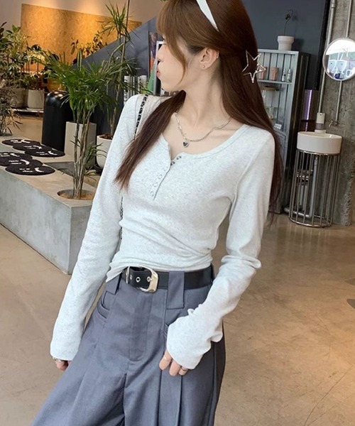 2ly2(トゥーリートゥー)の「ヘンリーネックリブトップス / 長袖カットソー リブトップス フィットトップス(Tシャツ/カットソー・レディース・ホワイト/ブラック/グレー・FREE)」の1枚目の写真