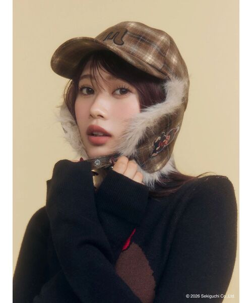 EMODA(エモダ)の「【Monchhichi×EMODA】チェックイヤーフラップキャップ(キャップ・レディース・ネイビー/ベージュ・FREE)」の2枚目の写真