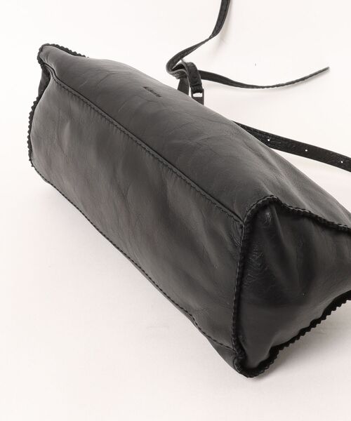 ALLSAINTS(オールセインツ)の「SILOH PINKED-EDGE LEATHER SHOULDER BAG | SILOH ピンクエッジ レザー ショルダー バッグ(ショルダーバッグ・レディース・ブラック・ONE SIZE)」の8枚目の写真