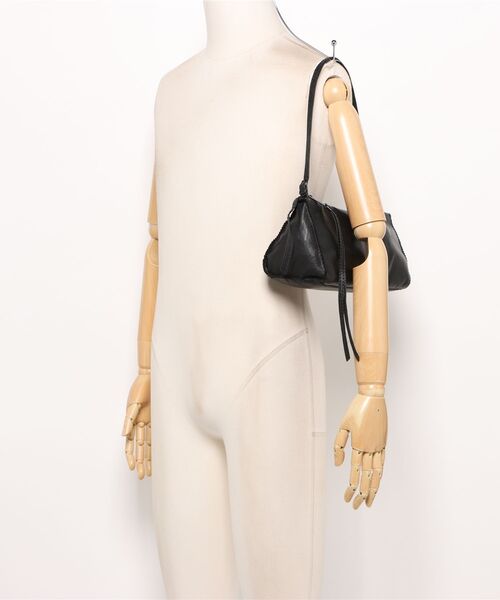 ALLSAINTS(オールセインツ)の「SILOH PINKED-EDGE LEATHER SHOULDER BAG | SILOH ピンクエッジ レザー ショルダー バッグ(ショルダーバッグ・レディース・ブラック・ONE SIZE)」の10枚目の写真