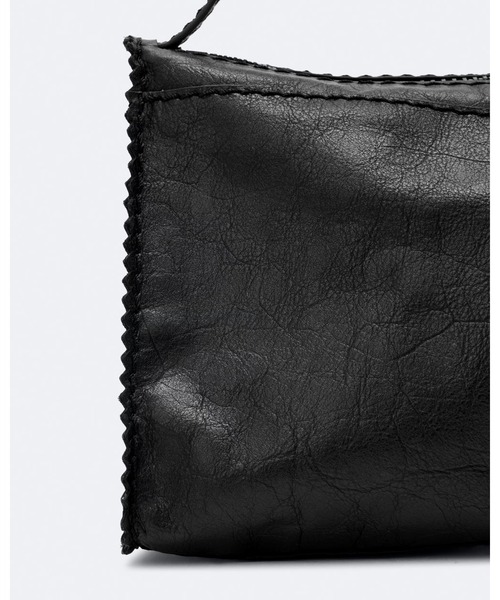 ALLSAINTS(オールセインツ)の「SILOH PINKED-EDGE LEATHER SHOULDER BAG | SILOH ピンクエッジ レザー ショルダー バッグ(ショルダーバッグ・レディース・ブラック・ONE SIZE)」の3枚目の写真