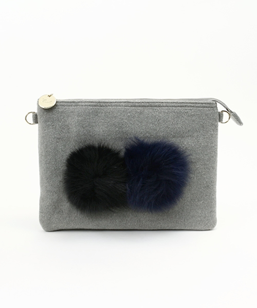 Bou Jeloud（ブージュルード）の「ファーポンポン付クラッチ（クラッチバッグ・レディース・グレー/ネイビー・FREE）」の2枚目の写真