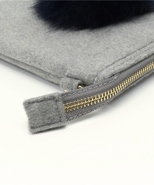 Bou Jeloud（ブージュルード）の「ファーポンポン付クラッチ（クラッチバッグ・レディース・グレー/ネイビー・FREE）」の8枚目の写真