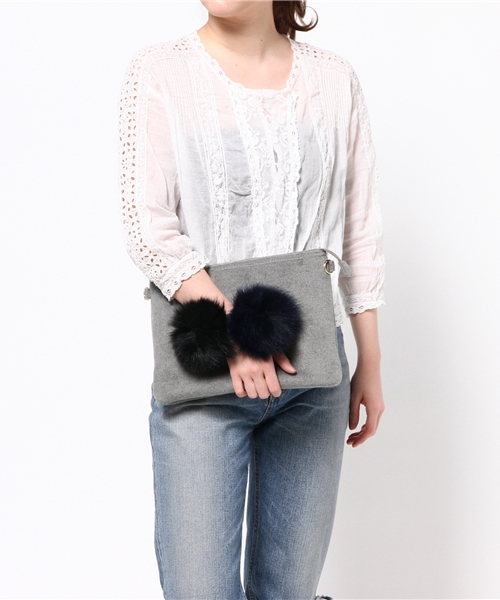 Bou Jeloud（ブージュルード）の「ファーポンポン付クラッチ（クラッチバッグ・レディース・グレー/ネイビー・FREE）」の6枚目の写真