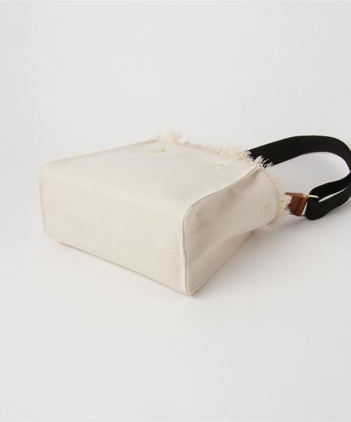 LBC（エルビーシー）の「キャンバスバンブートートバック            （トートバッグ・レディース・オフホワイト/ブラック/ダークブルー・FREE）」の5枚目の写真