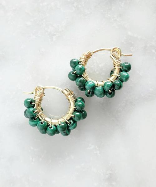 tone(トーン)の「【marinaJEWELRY】14kgf/Malachite wrapped pierced earring(ピアス(両耳用)・レディース・グリーン・S)」の1枚目の写真
