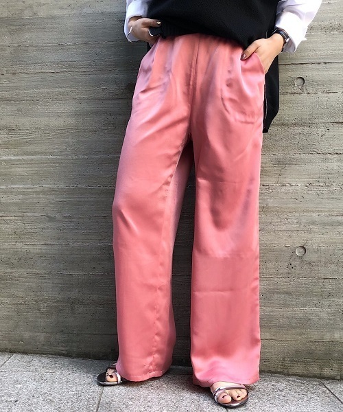 PAGEBOY（ページボーイ）の「シャイニーサテンパンツ（その他パンツ・レディース・ダークオレンジ/モカ/イエロー/サックスブルー/ピンク/ライトグレー・FREE）」の5枚目の写真