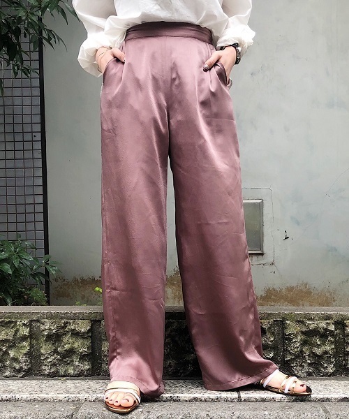 PAGEBOY（ページボーイ）の「シャイニーサテンパンツ（その他パンツ・レディース・ダークオレンジ/モカ/イエロー/サックスブルー/ピンク/ライトグレー・FREE）」の2枚目の写真
