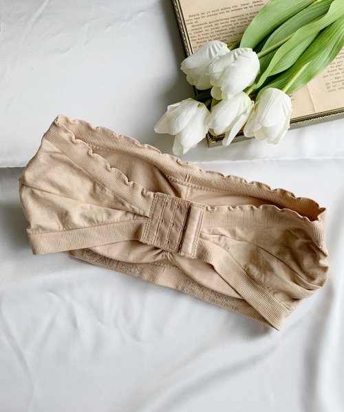 CLEA（クレア）の「カップ付 ストラップレスフリルブラトップ（チューブトップ・レディース・ホワイト/ブラック/ベージュ/チャコールグレー/グレイッシュベージュ/カーキ・FREE）」の11枚目の写真