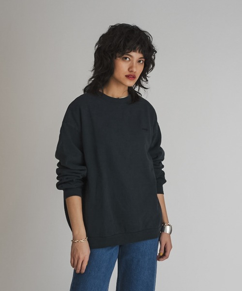 Levi's(リーバイス)の「MELROSE SLOUCHY CREW ULTRA SOFT CAVIAR GARMENT DYE(スウェット・レディース・ブラック・XS/S/M)」の1枚目の写真