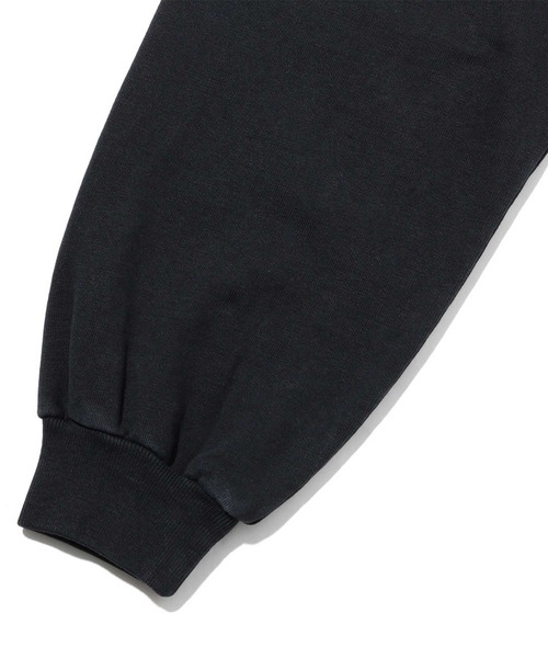 Levi's(リーバイス)の「MELROSE SLOUCHY CREW ULTRA SOFT CAVIAR GARMENT DYE(スウェット・レディース・ブラック・XS/S/M)」の4枚目の写真