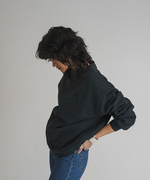 Levi's(リーバイス)の「MELROSE SLOUCHY CREW ULTRA SOFT CAVIAR GARMENT DYE(スウェット・レディース・ブラック・XS/S/M)」の7枚目の写真