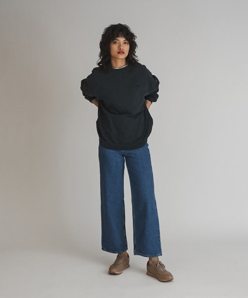 Levi's(リーバイス)の「MELROSE SLOUCHY CREW ULTRA SOFT CAVIAR GARMENT DYE(スウェット・レディース・ブラック・XS/S/M)」の9枚目の写真