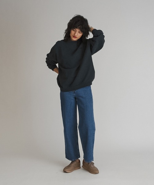 Levi's(リーバイス)の「MELROSE SLOUCHY CREW ULTRA SOFT CAVIAR GARMENT DYE(スウェット・レディース・ブラック・XS/S/M)」の12枚目の写真
