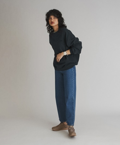 Levi's(リーバイス)の「MELROSE SLOUCHY CREW ULTRA SOFT CAVIAR GARMENT DYE(スウェット・レディース・ブラック・XS/S/M)」の14枚目の写真