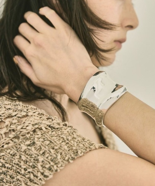 TODAYFUL(トゥデイフル)の「TODAYFUL Nuance Wide Cuff ニュアンスワイドカフ/12990903(バングル/リストバンド・レディース・シルバー・ONE SIZE)」の13枚目の写真